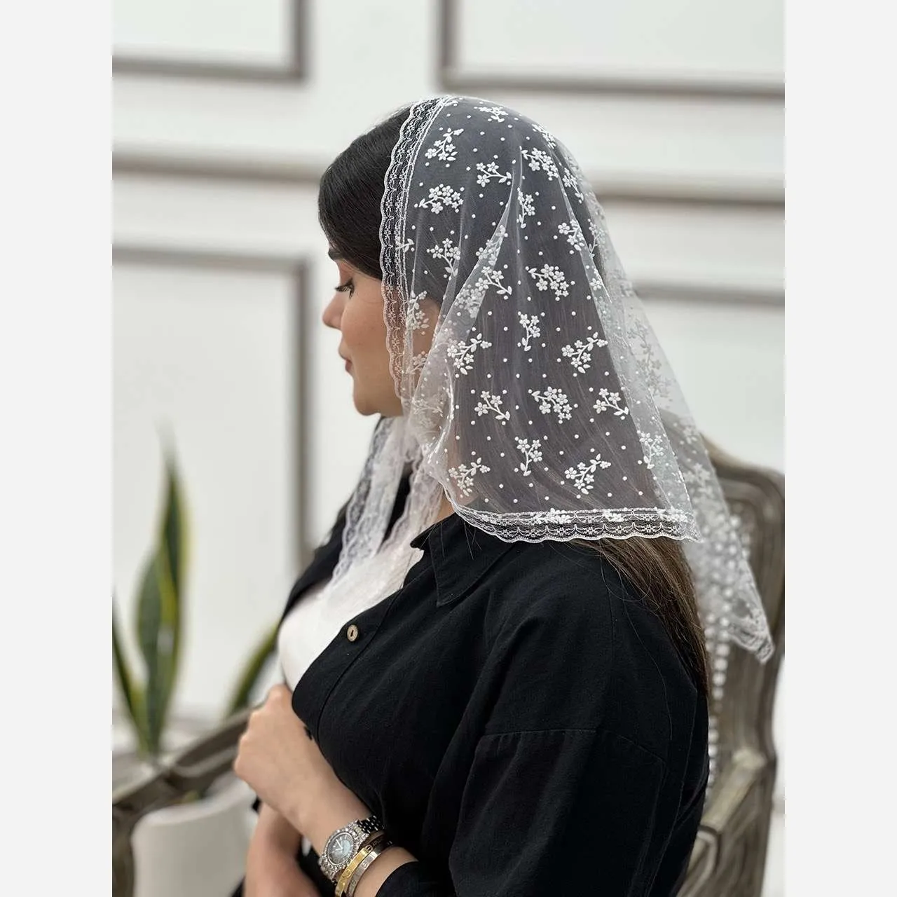مینی اسکارف مجلسی سفید سه گوش طرح گل شکوفه ای ابعاد 75 در 75 سانتیمتر جنس توری گیپور