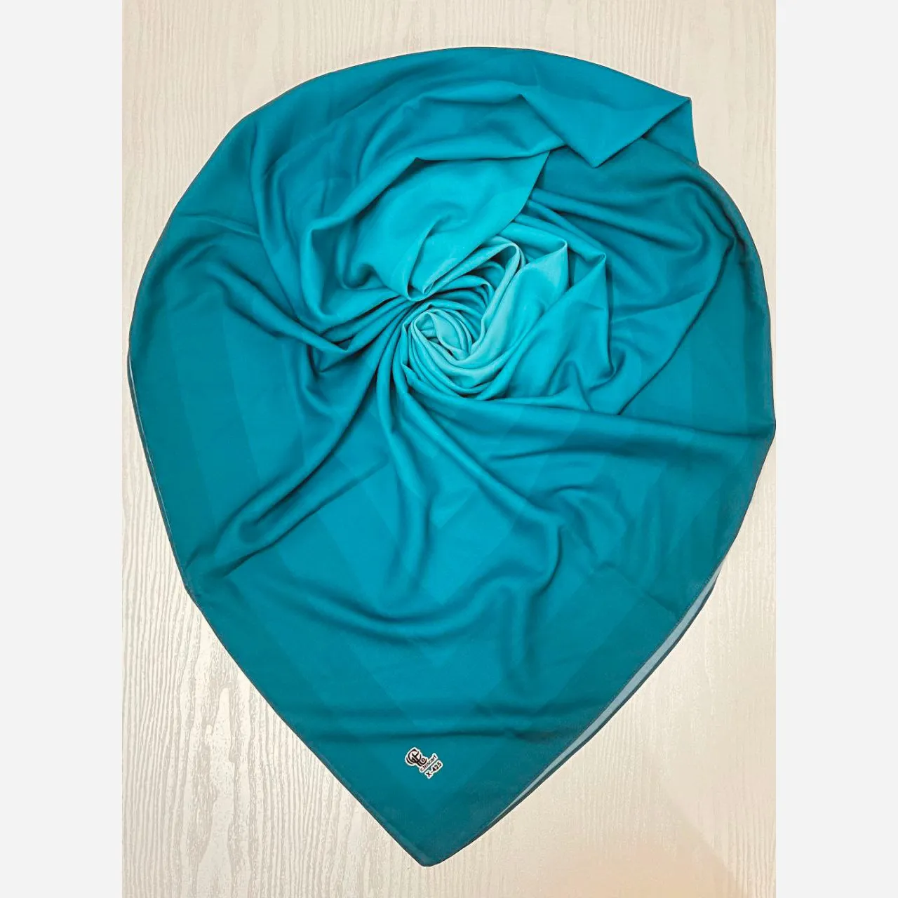 روسری نخ کاستوم طرح طیفی پله ای سایز 140 چرخ دوز